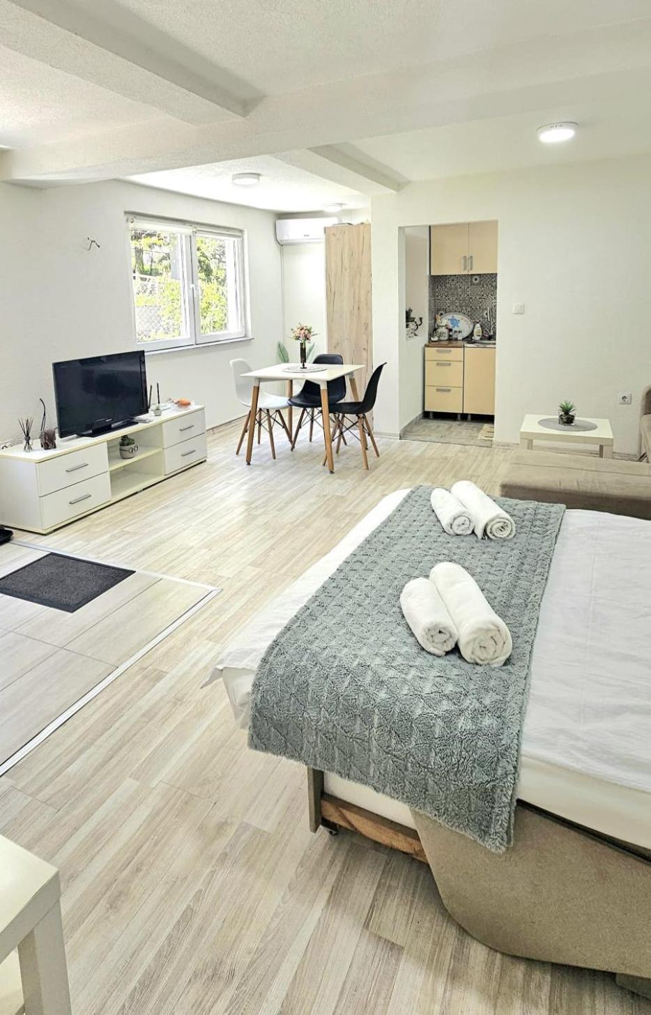 Modern In Heart Of Old Town *